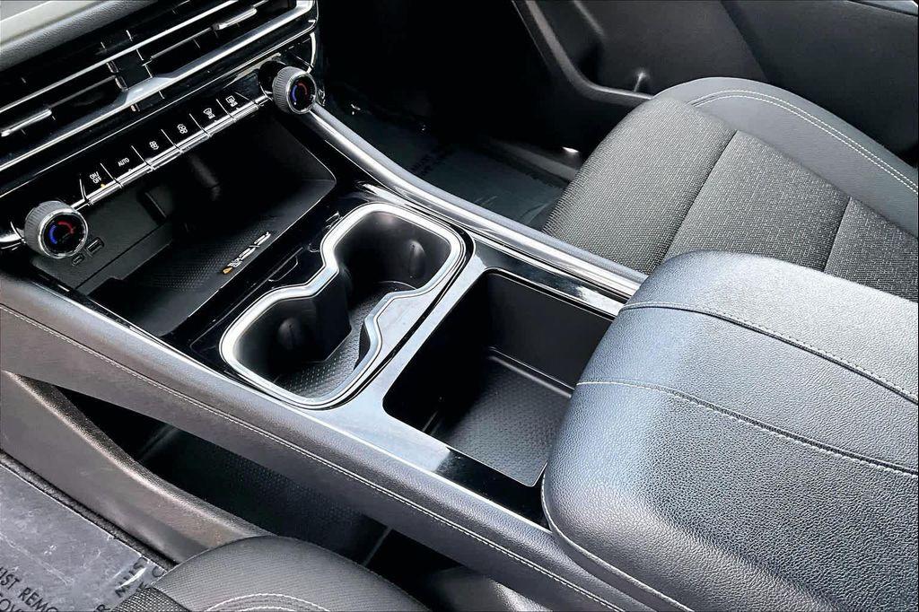 used 2025 Chevrolet Traverse car, priced at $37,578