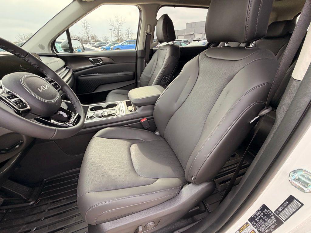 new 2026 Kia Carnival Hybrid car, priced at $47,384