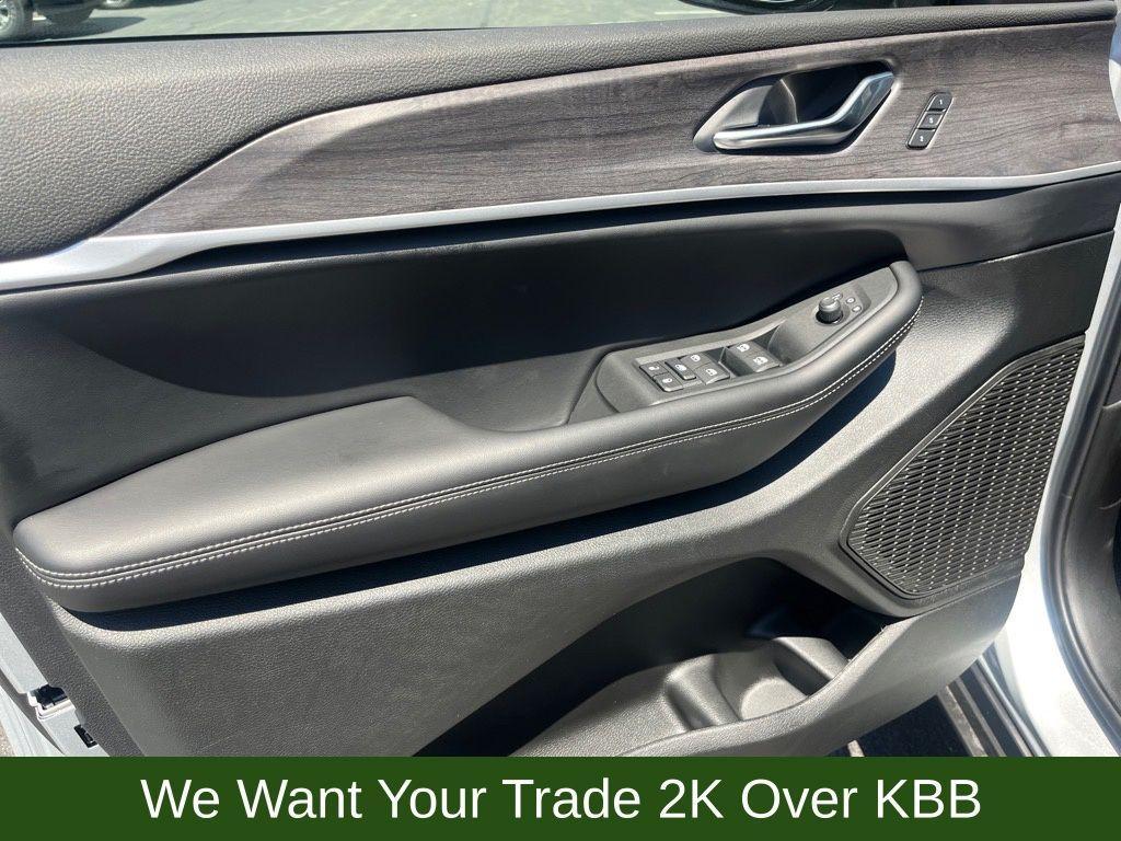 new 2025 Jeep Grand Cherokee car, priced at $47,900