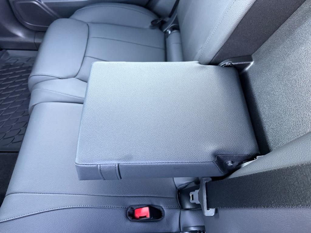 Mercedes-Benz GLB view 17