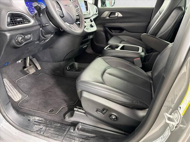 used 2025 Chrysler Pacifica car, priced at $27,088