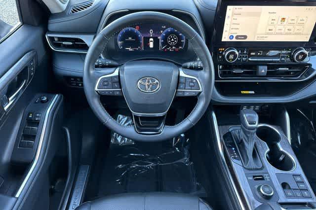 used 2023 Toyota Highlander car, priced at $36,400