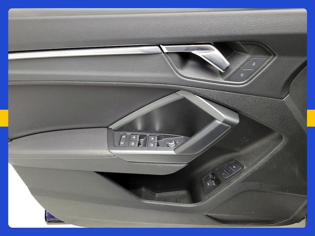 Audi Q3 view 15
