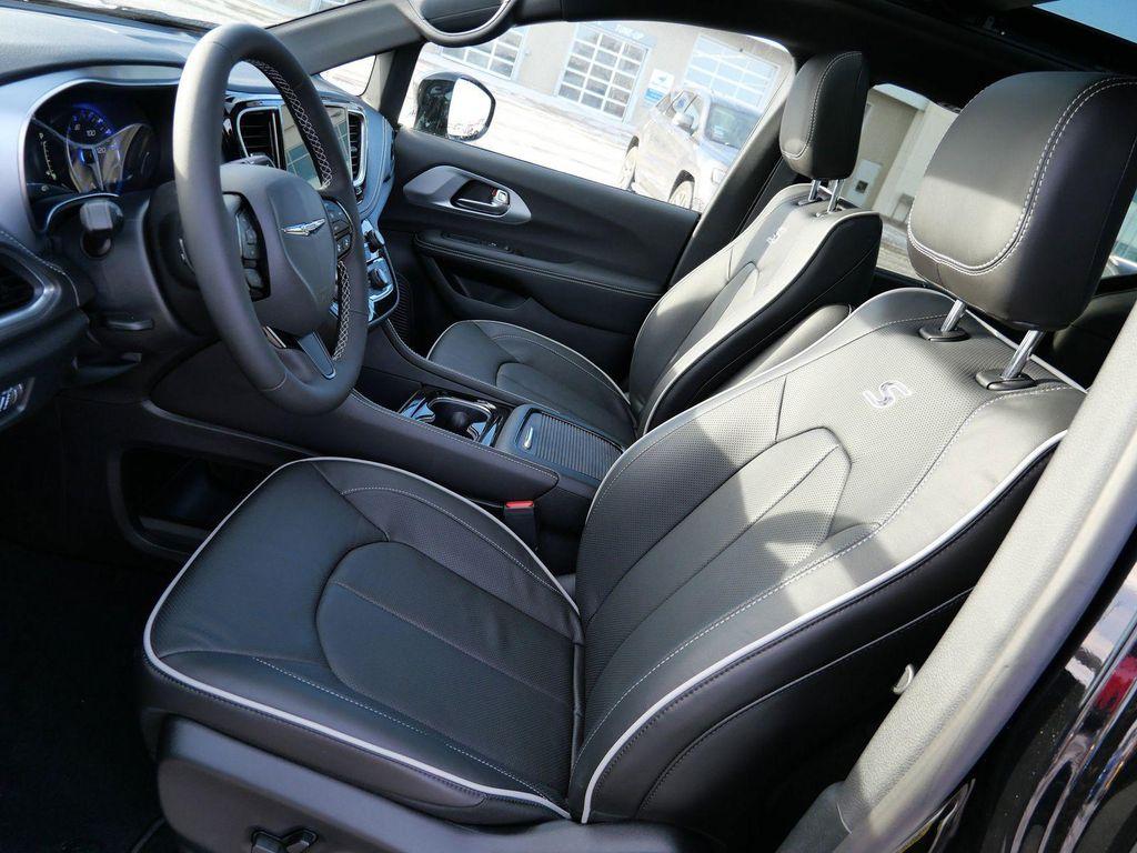 new 2026 Chrysler Pacifica car, priced at $55,628