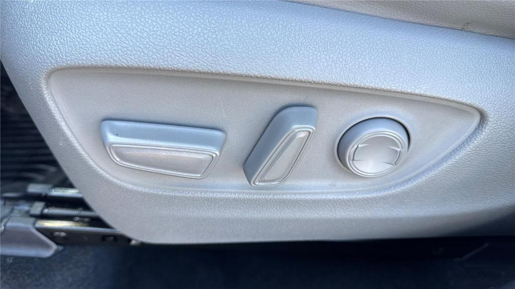 used 2022 Toyota Highlander car, priced at $33,495