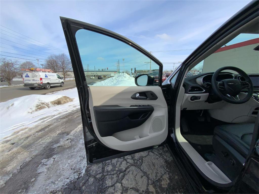 used 2024 Chrysler Pacifica car, priced at $27,295