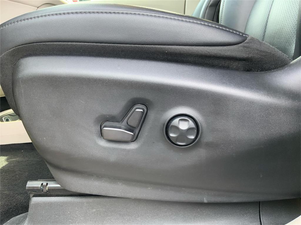 used 2024 Chrysler Pacifica car, priced at $27,295