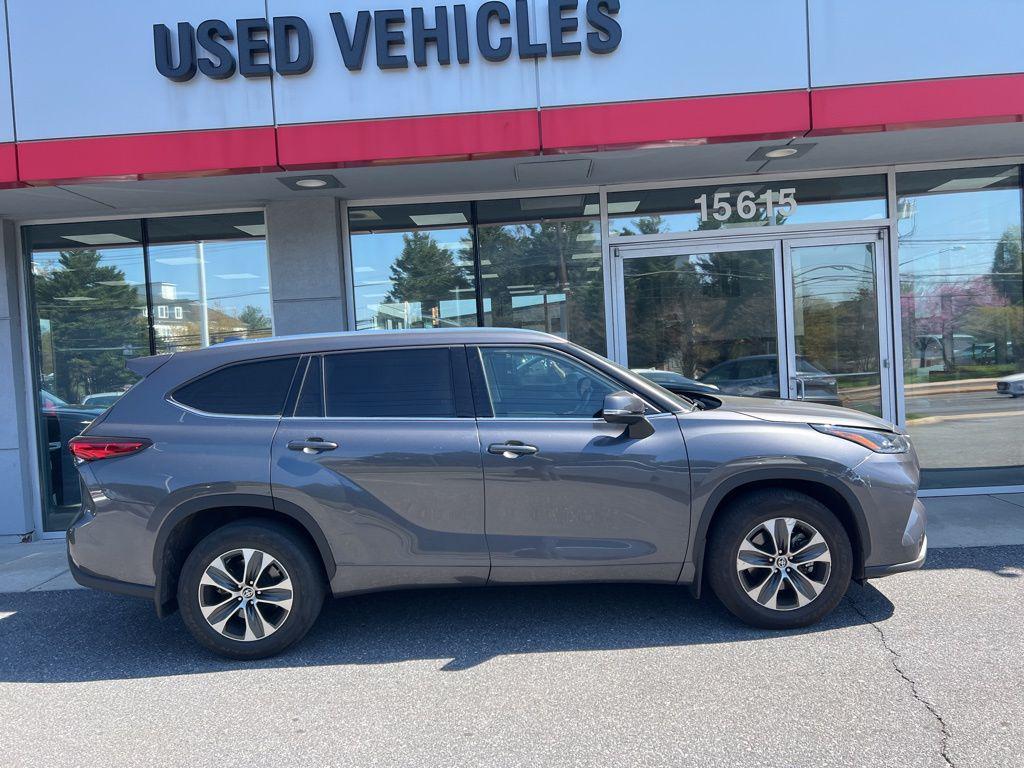 used 2021 Toyota Highlander car, priced at $32,450