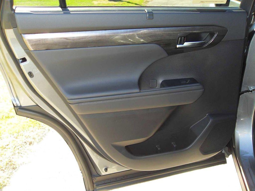 new 2026 Toyota Highlander Hybrid car, priced at $57,333