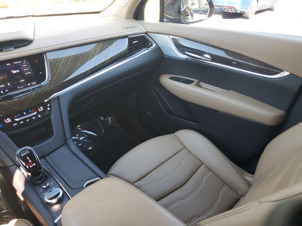 used 2022 Cadillac XT6 car, priced at $38,954