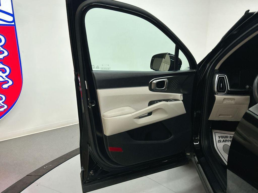 used 2025 Kia Sorento Hybrid car, priced at $31,112