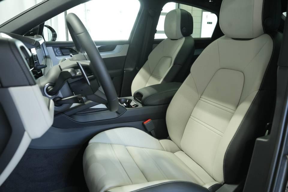 new 2025 Porsche Cayenne car, priced at $111,625