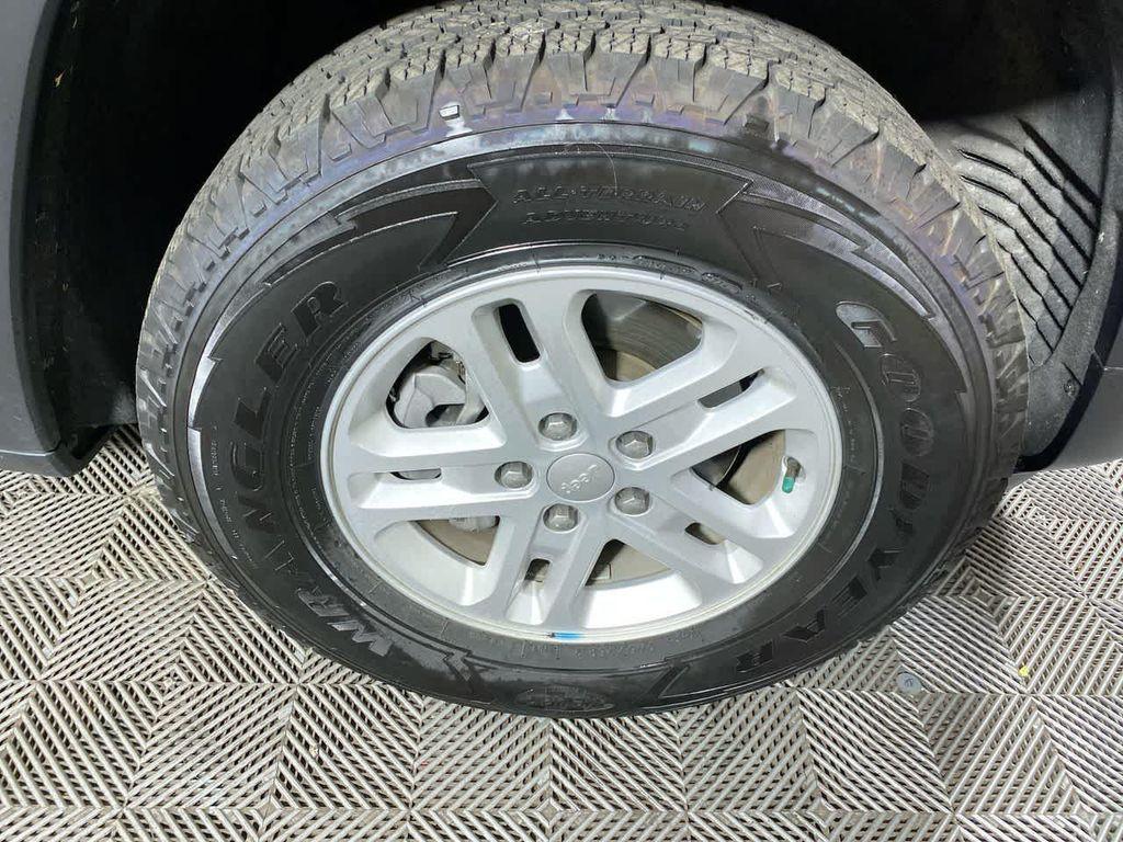 used 2023 Jeep Grand Cherokee car, priced at $28,495