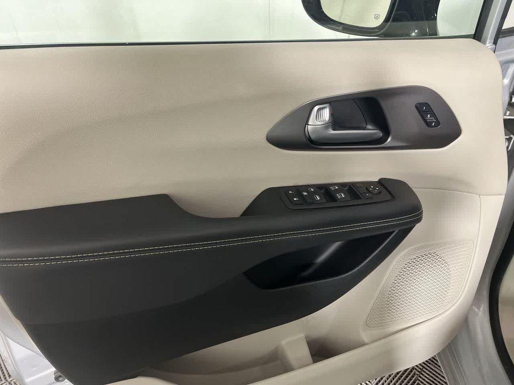 used 2024 Chrysler Pacifica car, priced at $28,995