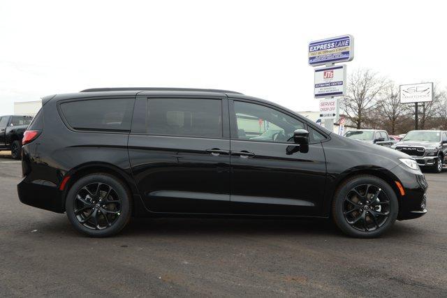 new 2026 Chrysler Pacifica car, priced at $45,135