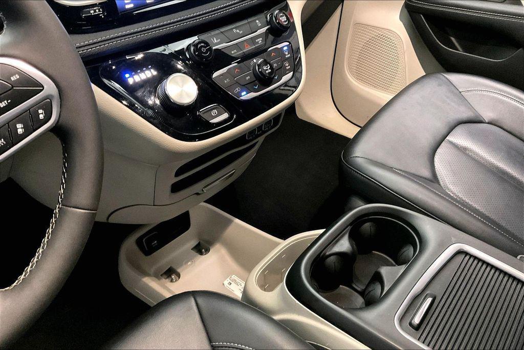 used 2024 Chrysler Pacifica Hybrid car, priced at $28,906