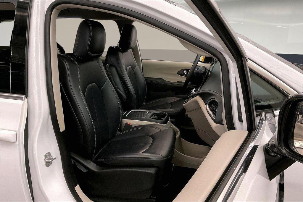 used 2024 Chrysler Pacifica Hybrid car, priced at $28,906