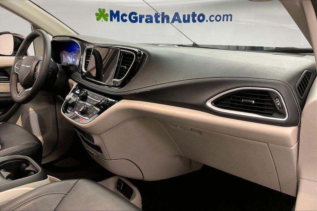 used 2024 Chrysler Pacifica Hybrid car, priced at $28,906