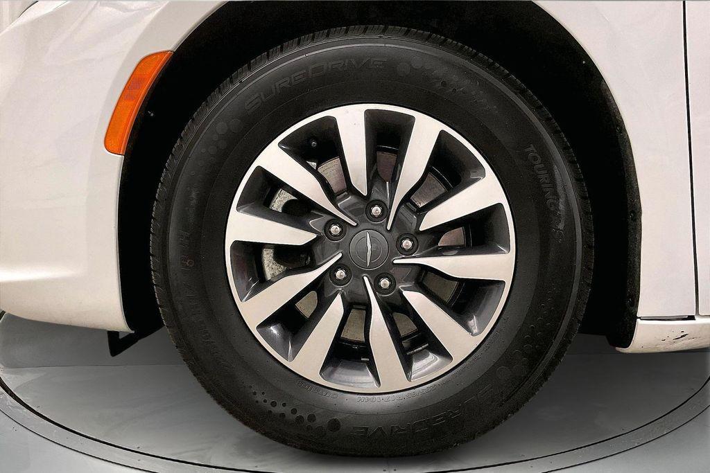 used 2024 Chrysler Pacifica Hybrid car, priced at $28,906