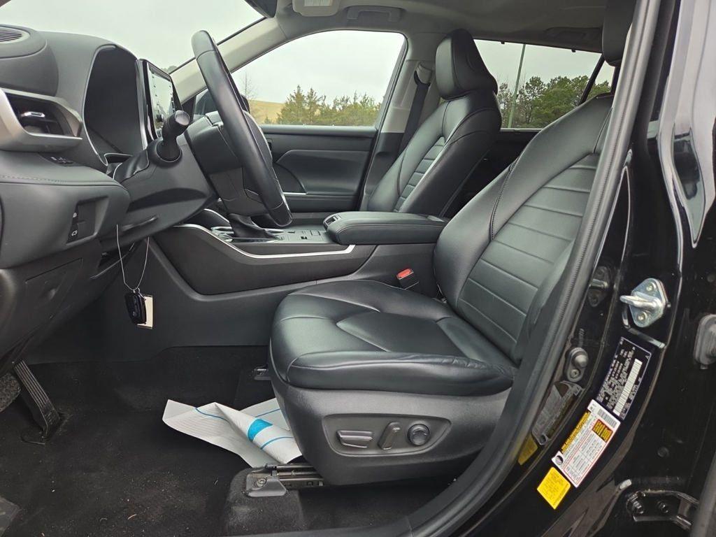 used 2022 Toyota Highlander Hybrid car, priced at $39,990