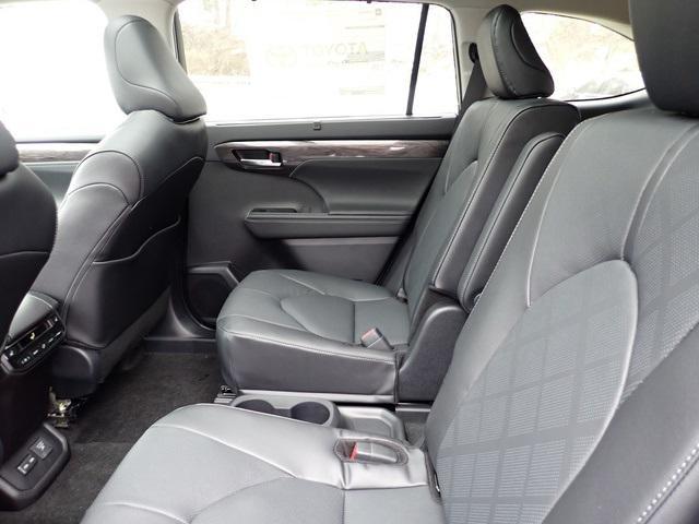 new 2026 Toyota Highlander Hybrid car, priced at $57,118