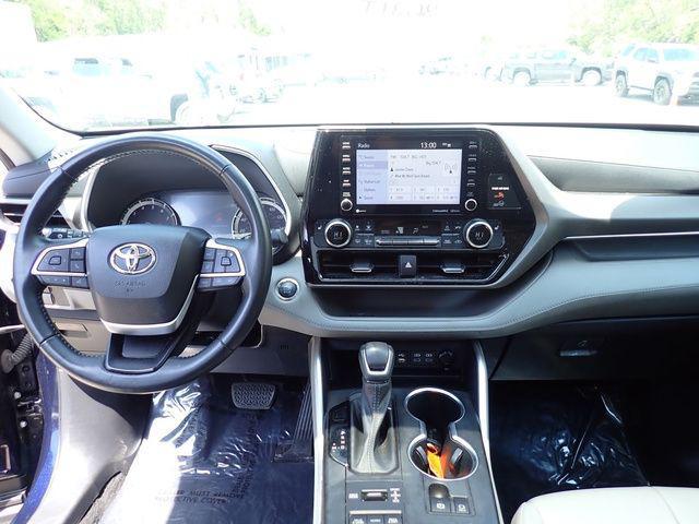 used 2022 Toyota Highlander car, priced at $34,403