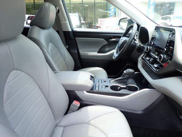 used 2022 Toyota Highlander car, priced at $34,403