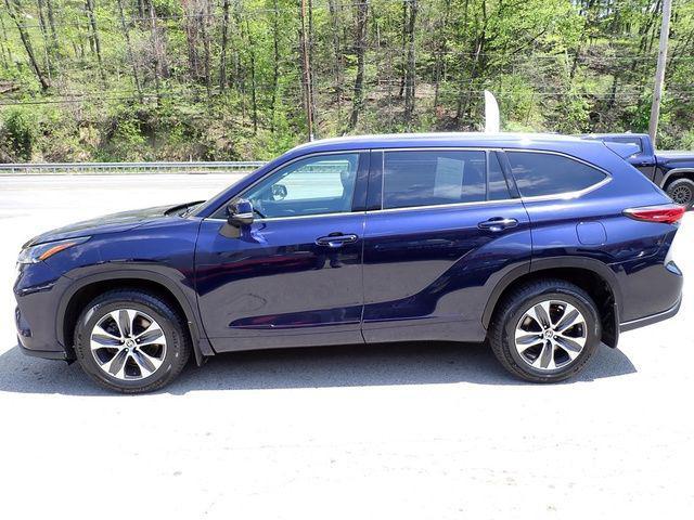 used 2022 Toyota Highlander car, priced at $34,403
