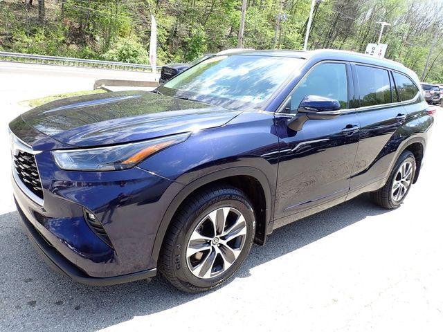 used 2022 Toyota Highlander car, priced at $34,403