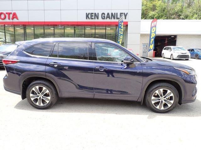 used 2022 Toyota Highlander car, priced at $34,403