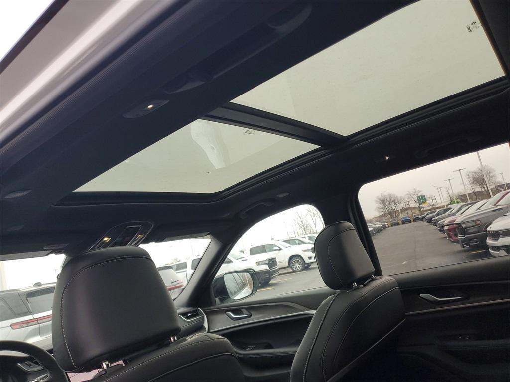 new 2025 Jeep Grand Cherokee car, priced at $49,890