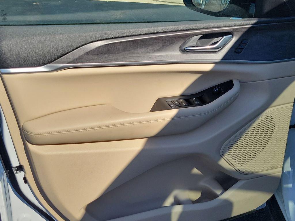 used 2025 Jeep Grand Cherokee car, priced at $41,319