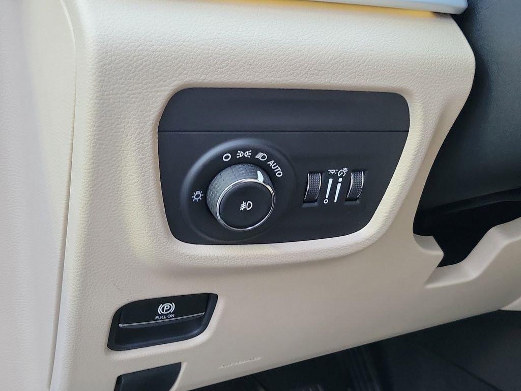new 2026 Jeep Grand Cherokee car, priced at $44,039