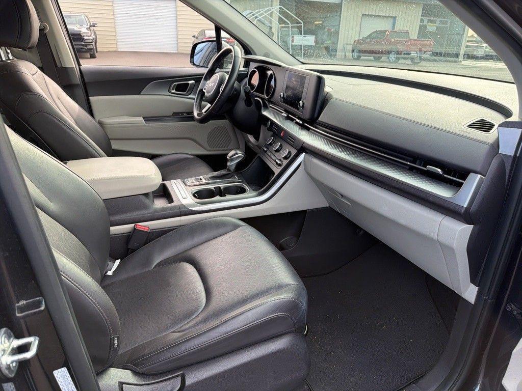 used 2024 Kia Carnival car, priced at $26,800