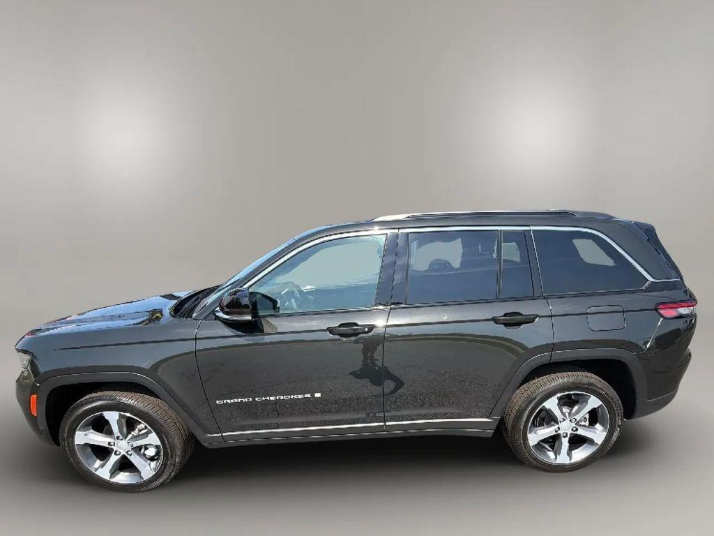used 2024 Jeep Grand Cherokee car, priced at $35,890
