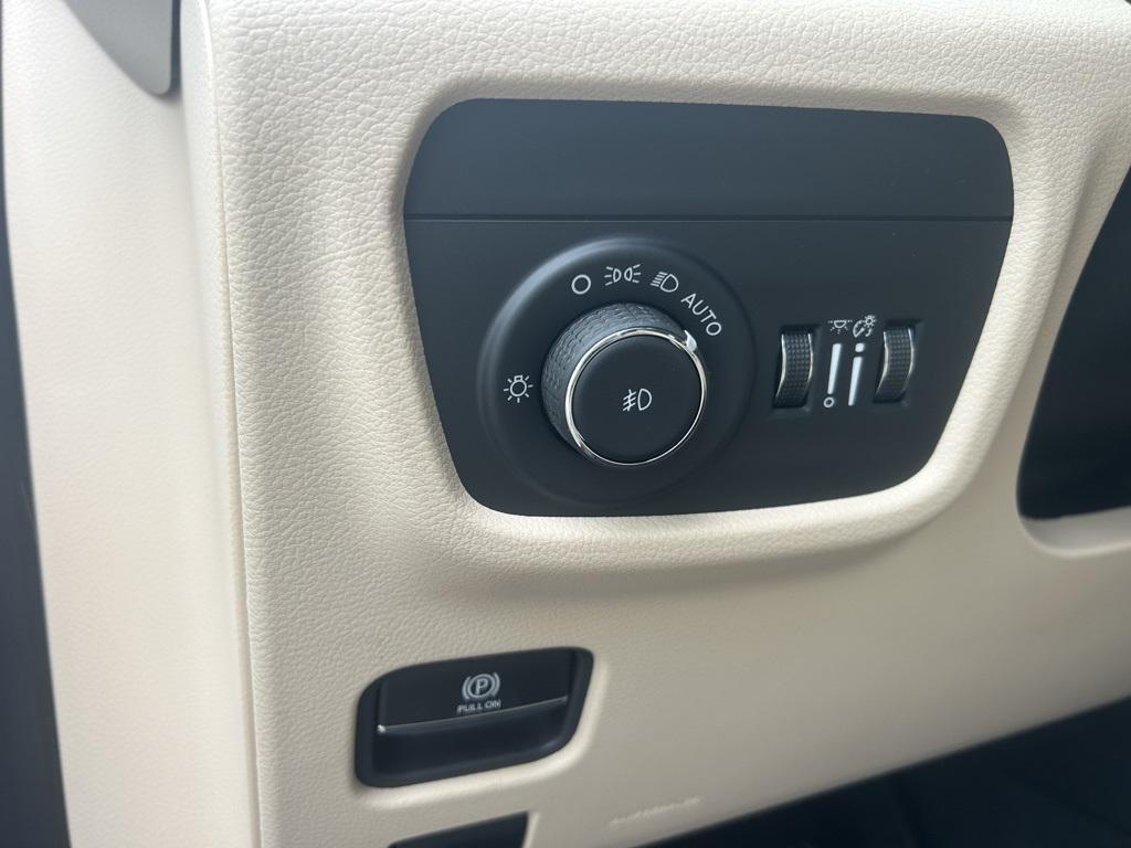 new 2025 Jeep Grand Cherokee car, priced at $47,410