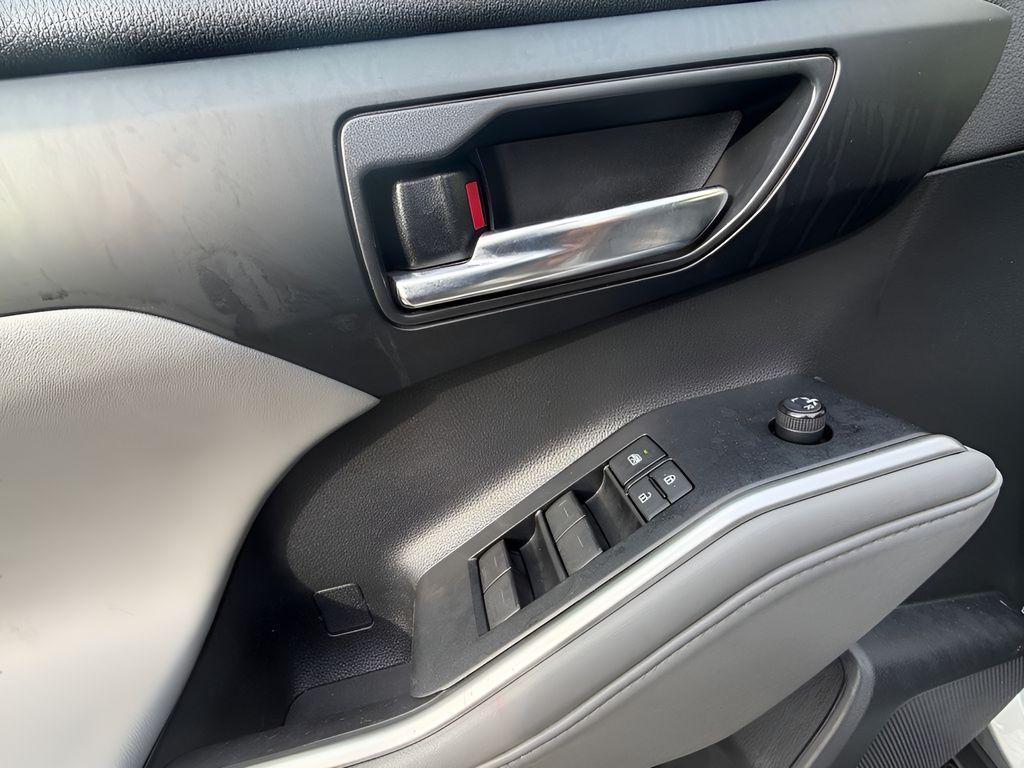 used 2021 Toyota Highlander Hybrid car, priced at $28,994