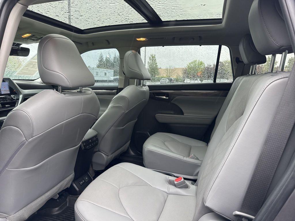 used 2022 Toyota Highlander car, priced at $36,263
