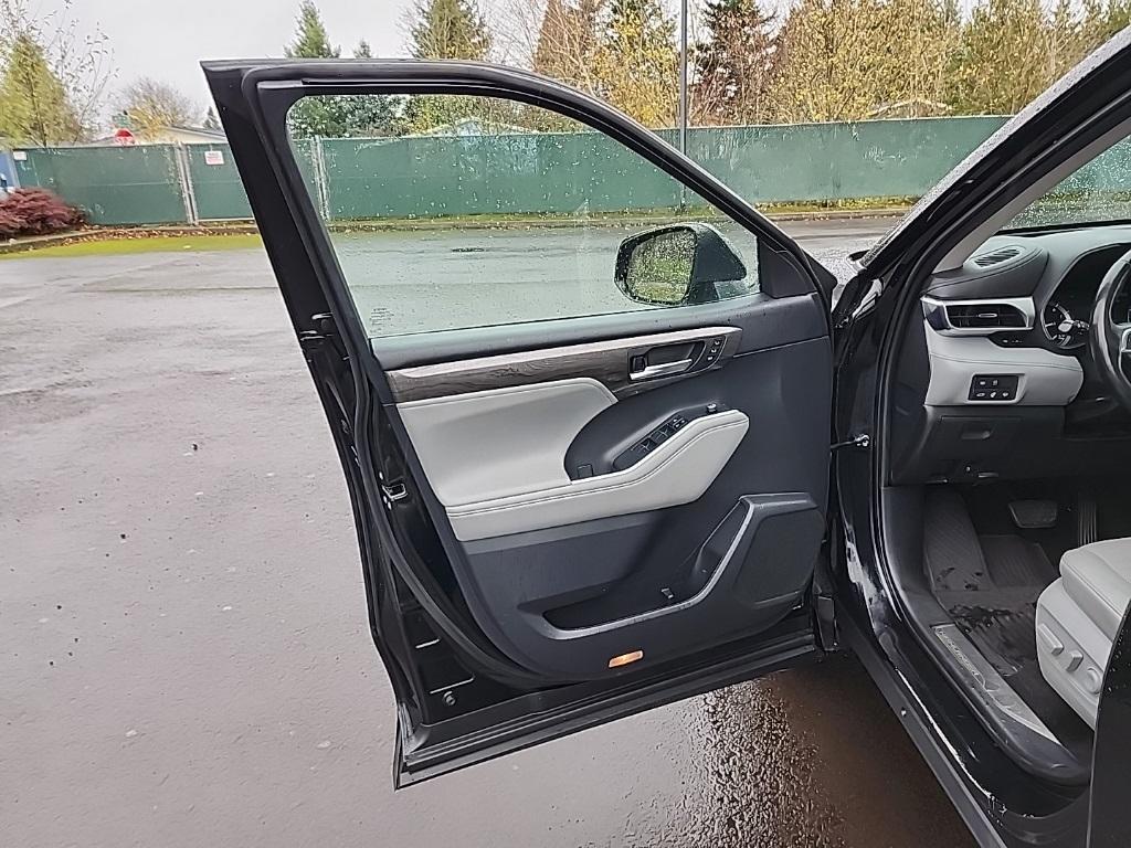 used 2021 Toyota Highlander car, priced at $28,982