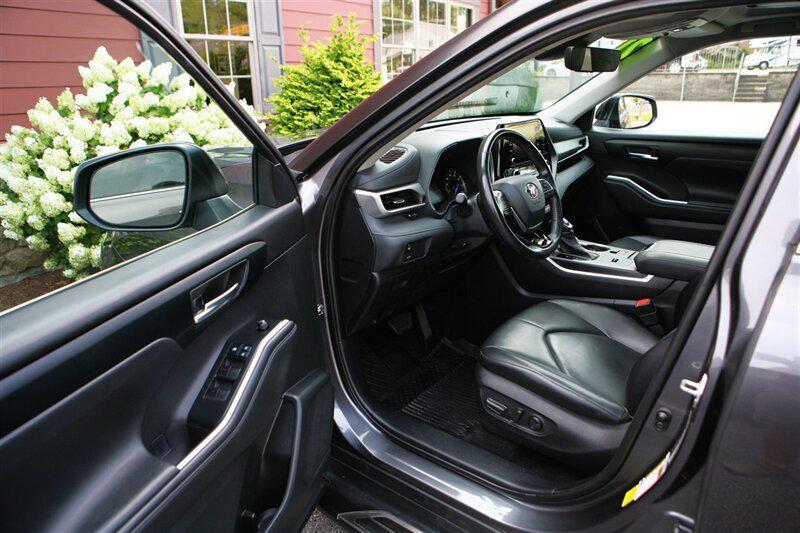 used 2021 Toyota Highlander Hybrid car, priced at $30,900