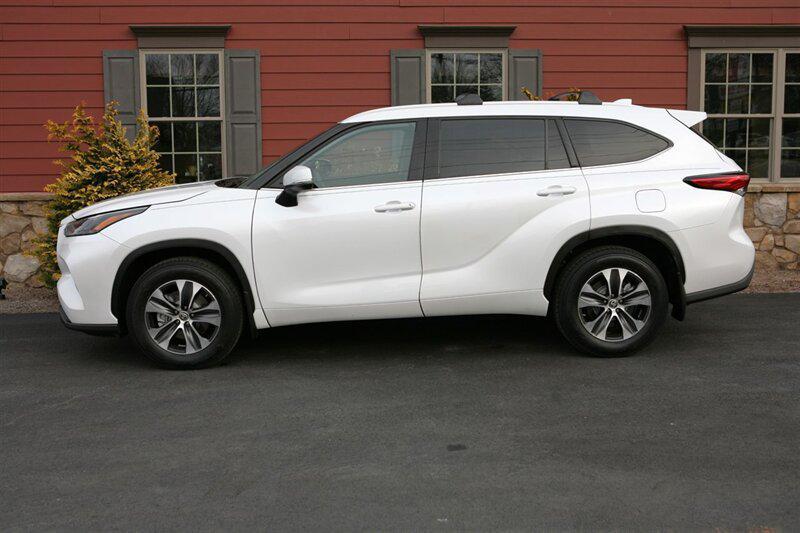 used 2022 Toyota Highlander car, priced at $34,500