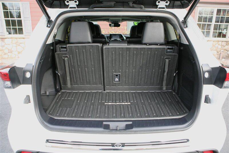 used 2022 Toyota Highlander car, priced at $34,500