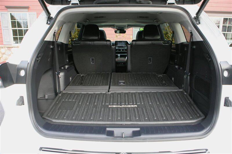 used 2022 Toyota Highlander car, priced at $34,500