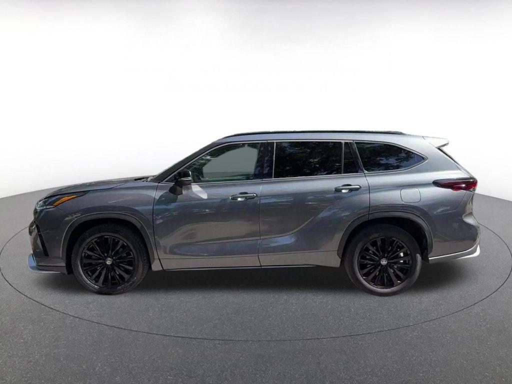 used 2025 Toyota Highlander car, priced at $41,198