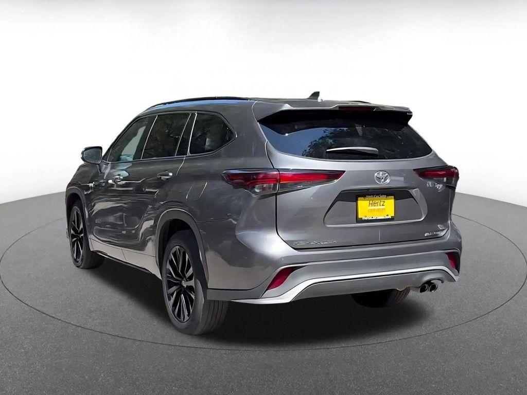 used 2025 Toyota Highlander car, priced at $41,198