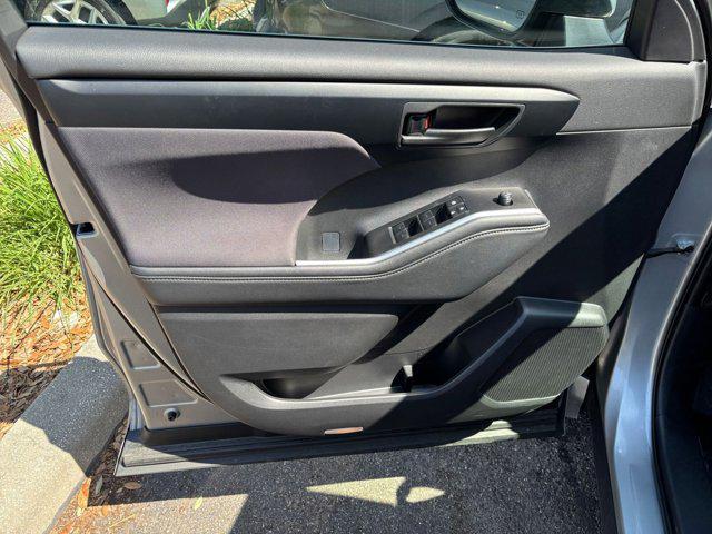used 2025 Toyota Highlander car, priced at $35,499