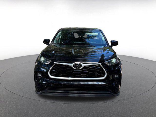 used 2025 Toyota Highlander car, priced at $35,499