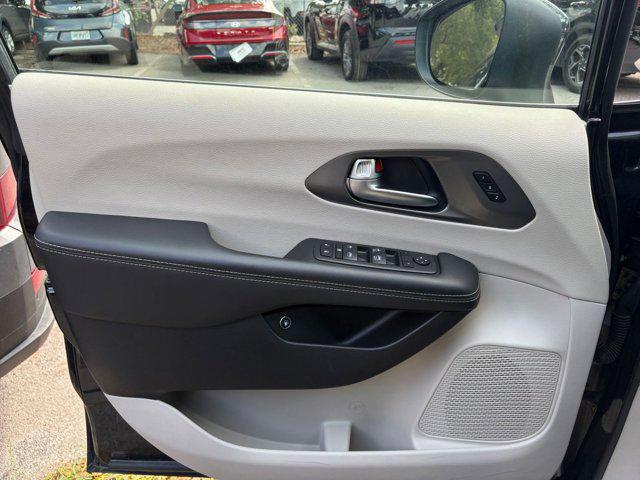 used 2023 Chrysler Pacifica Hybrid car, priced at $23,995