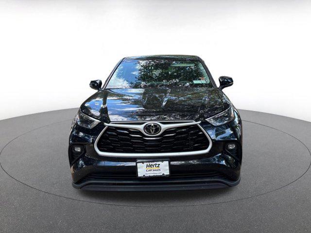 used 2025 Toyota Highlander car, priced at $35,749