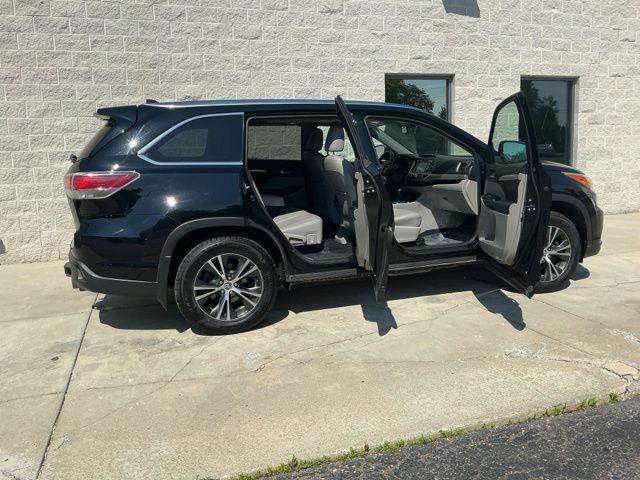 used 2016 Toyota Highlander car, priced at $17,222